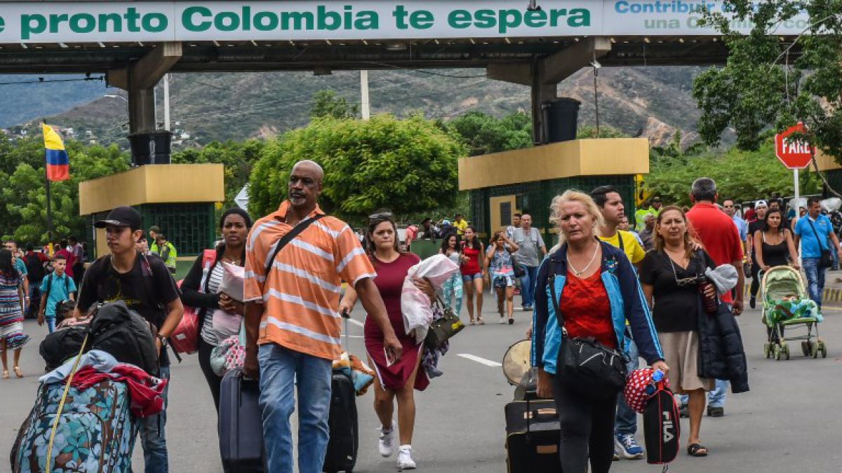 Venezolanos emigran de Venezuela a través de la frontera. Foto: AFP